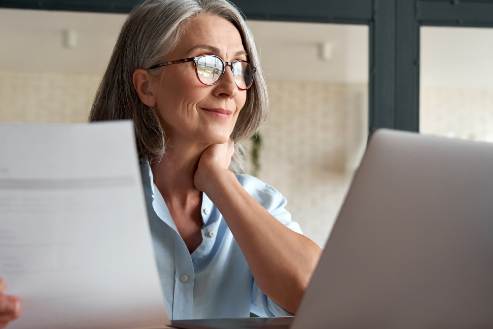 Una persona impegnata con un laptop sulla pagina del Campus di IBKR per apprendere come funziona PortfolioAnalyst